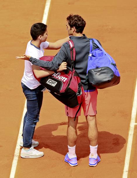 Siparietto poco piacevole per Roger Federer, per l&#39;invasione di campo di un giovane fan che puntava ad un selfie con il campione svizzero (Reuters)